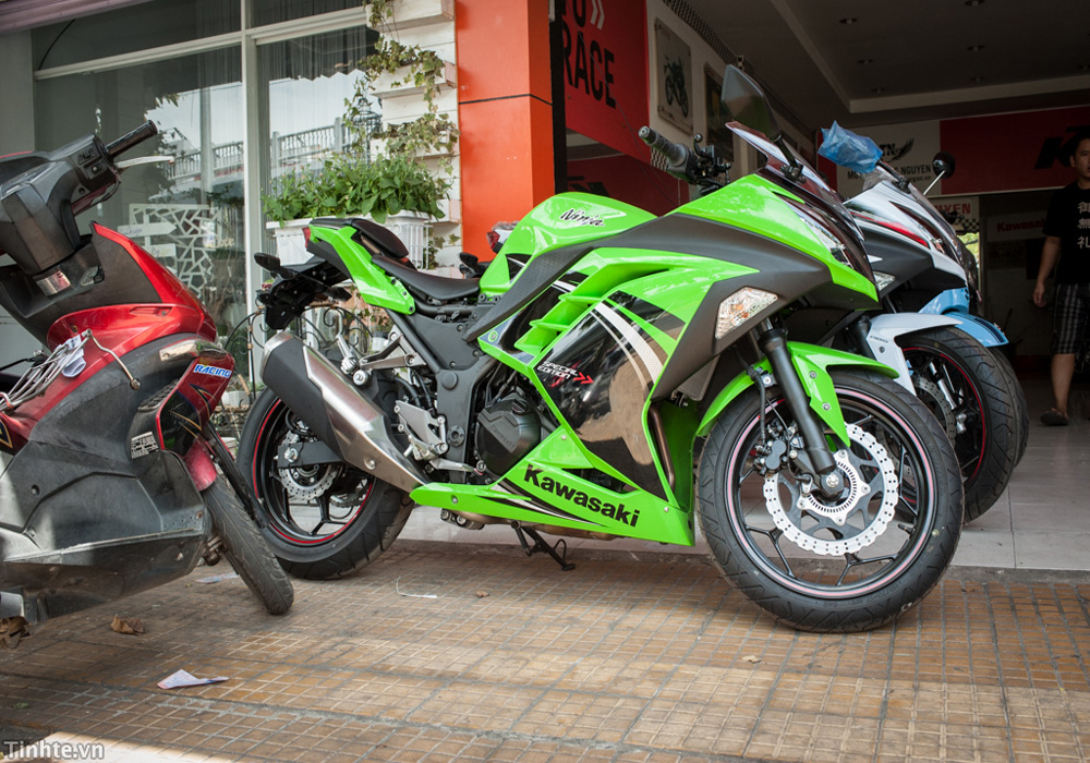 Kawasaki Ninja 300 mới ra mắt giá mềm 101 triệu đồng