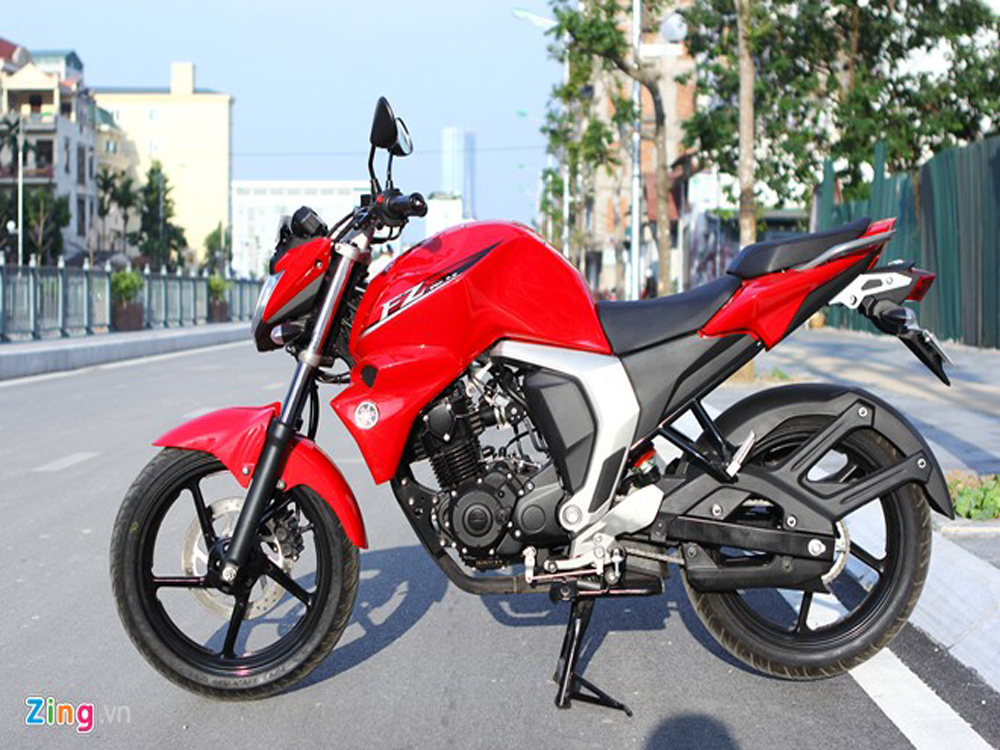 Yamaha FZSFI V3 DLX Price Images Mileage Specs  Features